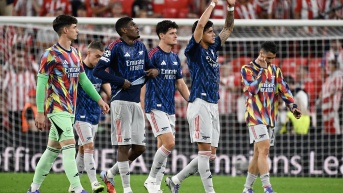 Jugadores del Arsenal celebran la victoria ante el Athletic Club de Bilbao por la Champions League. (AFP)
