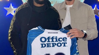 Enner Valencia y su representante, Chalo Vargas, en la presentación como nuevo jugador del Pachuca (Foto: Tomada del Instagram de Chalo Vargas)