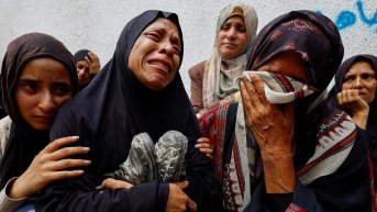 La madre de un adolescente palestino asesinado por fuego israelí llora durante su funeral en un hospital de la ciudad de Gaza en agosto (Foto de Reuters)