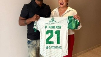 Pedro Pablo Perlaza posando con la camiseta de LDUP. (ARCHIVO)