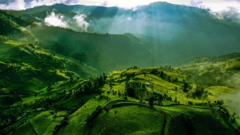 Sol radiante cayendo en Pinllopata, Ecuador (Foto de Dayan Quinteros [Unsplash])