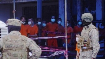 Varios presos enfermos de la Penitenciaría del Litoral esperan ser atendidos afuera del policlínico. (César Muñoz / API)