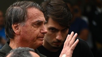 El expresidente de Brasil, Jair Bolsonaro, sale del hospital DF Star tras someterse a un procedimiento médico este domingo, en Brasilia (Brasil). (EFE)
