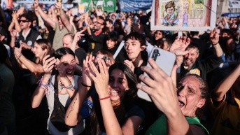 Personas festejan la anulación de los vetos presidenciales a la emergencia pediátrica y al financiamiento universitario este miércoles, en la Plaza del congreso, en Buenos Aires (Argentina). (EFE)
