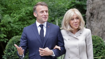 El presidente de Francia, Emmanuel Macron y su esposa Brigitte, presentaran una demanda en contra de la comentadora conservadora Candance Owens. (Foto de Getty Images)