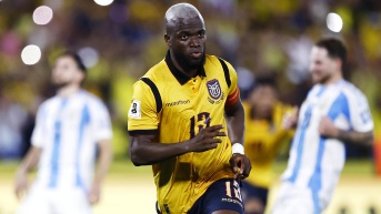 Enner Valencia de Ecuador celebra un gol contra Argentina por las Eliminatorias Sudamericanas (EFE)