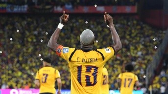 Enner Valencia de Ecuador celebra un gol con Argentina por las Elimimatorias (EFE)