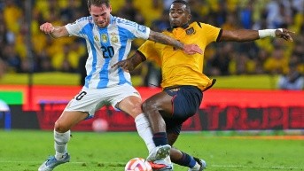 El defensa de la selección de Ecuador, Willian Pacho, disputa el balón con Alexis Mac Allister (AFP)
