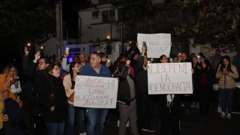 Simpatizantes del Presidente de la República Daniel Noboa, acudieron a un Plantón en la Corte Constitucional, para exigir se declare constitucional el decreto que promueve una nueva Constituyente y retorne al CNE. (API / Rolando Enríquez)