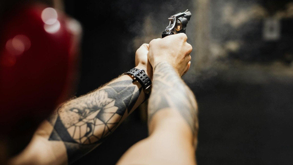 Foto referencial de hechos que representan la violencia que afecta a Guayaquil. (Foto de Photo By: Kaboompics.com: https://www.pexels.com/es-es/foto/persona-manos-efecto-desenfocado-sujetando-5202388/)