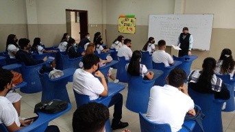 Imagen de archivo de clases presenciales en una institución de Guayaquil, en 2021. (API)