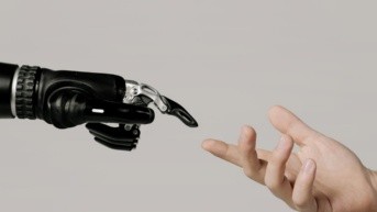 Imagen Ecuavisa (Foto de cottonbro studio: https://www.pexels.com/es-es/foto/persona-con-herramienta-de-mano-negra-y-plateada-6153343/)