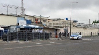 El reclusorio tiene capacidad de 600 presos, el hacinamiento supera los 1 200 reclusos, por eso los ciudadanos han exigido a las autoridades locales y gubernamentales reubicar esa cárcel. (Ecuavisa)