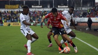 El árbitro central no pitó tres jugadas polémicas en el Deportivo Cuenca vs. Barcelona SC. (API)