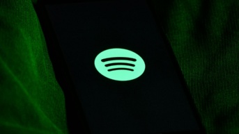 Spotify trae nuevas actualizaciones tanto para los (Foto de Haithem Ferdi)