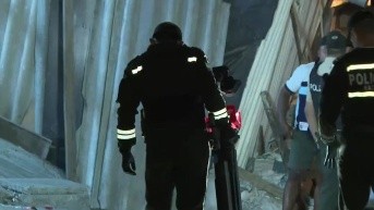 Foto de un trabajador de Criminalística en el norte de Guayaquil. (Televistazo)