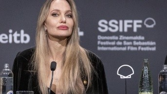 La actriz Angelina Jolie durante la presentación de su película Couture. (Javier Etxezarreta / EFE)