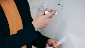 Imagen referencial de actividades escolares. (Canva)