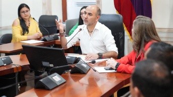 Juan Cristóbal Lloret en una sesión. (Prefectura Azuay)