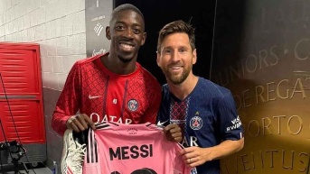 Ousmane Dembélé sostiene una camiseta del Inter Miami junto a Lionel Messi (Foto: Internet)