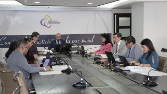 El presidente del Consejo de la Judicatura y loos vocales en la sesión junto a los vocales. (Foto: API)