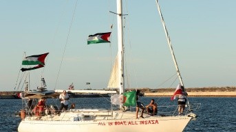 Foto de archivo de banderas que ondean a bordo de un barco de la Flotilla Global Sumud antes de su partida desde el puerto de Bizerta, en el norte de Túnez. (Foto de EFE)