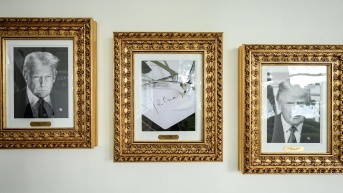 Fotografía tomada de la cuenta oficial @WhiteHouse en la red social X de la Casa Blanca que muestra un bolígrafo automático o 'autopen' en el lugar del retrato del exmandatario Joe Biden en la galería de fotos presidenciales, en la sede del Ejecutivo estadounidense, en Washington (EE.UU.). (EFE)