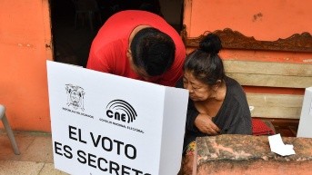 Montecristi, 11 de abril del 2025. El Concejo Nacional Electoral lleva a cabo el Voto en Casa de la segunda vuelta para las Elecciones Presidenciales. (API / Referencial)