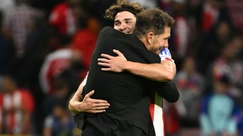 Diego Simeone y Julián Álvarez abrazados tras el hat trick del argentino. (REDES)