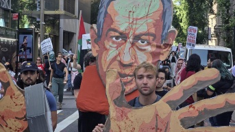 Personas se manifiestan en contra de la guerra de Gaza y la presencia del primer ministro israelí, Benjamin Netanyahu, en la Asamblea General de la ONU este viernes, en Nueva York, Estados Unidos. (EFE)