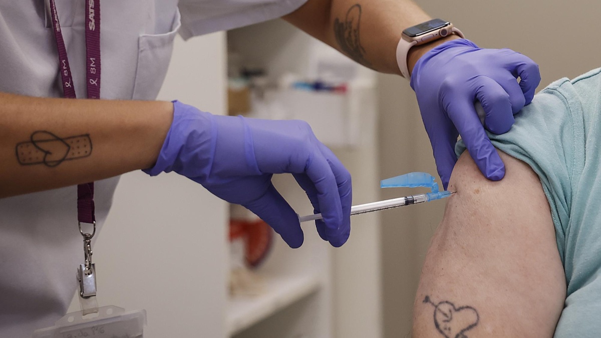 Una mujer se vacuna durante el inicio de la campaña de vacunación frente a la gripe y la Covid-19, en el centro de salud Alfahuir, a 16 de octubre de 2023, en Valencia, Comunidad Valenciana (España). (Rober Solsona / Europa Press / Europa Press)