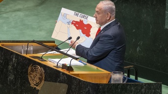 El primer ministro de Israel, Benjamin Netanyahu, muestra un mapa en la Asamblea General de la Organización de las Naciones Unidas (ONU) este viernes, en Nueva York (Estados Unidos). (Angel Colmenares / EFE)