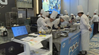 Chefs participando en las competencias del Guayaquil Food Show. (Televistazo)