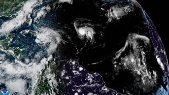Fotografía satelital cedida por la Oficina Nacional de Administración Oceánica y Atmosférica de Estados Unidos (NOAA), a través del Centro Nacional de Huracanes (NHC), donde se observa la localización del huracán Humberto y la tormenta número nueve en el Atlántico. (EFE)