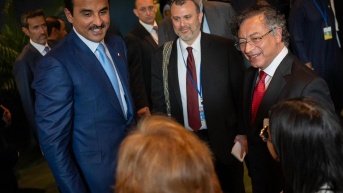 Fotografía cedida por la Presidencia de Colombia que muestra al mandatario Colombiano, Gustavo Petro y al emir de Catar, Tamim bin Hamad Al Thani, este martes en Nueva York, Estados Unidos. (EFE)