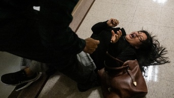 Mónica Moreta fue agredida por un agente del ICE. (AFP)