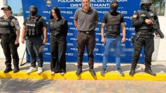 Imagen de la detención de un policía y de una mujer por extorsión en Manta. (Redes sociales)