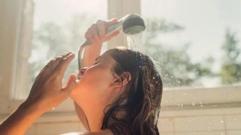 ¿Eres de los que se bañan por la mañana o por la noche? (Getty Images)