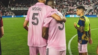 Sergio Busquets y Dixon Arroyo compartieron el mediocampo del Inter Miami. (Redes sociales)