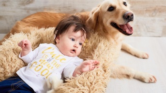 Crecer junto a perros podría ser beneficioso para la salud de los infantes. (Yuri Stopkin/Freepick)