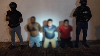 Imagen de tres capturados por el rescate de una mujer en la provincia de Manabí, cerca de la represa Daule-Peripa. (Policía Nacional)