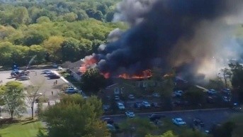 Las llamas consumieron gran parte de la estructura de la iglesia de Grand Blanc. (Redes Sociales)
