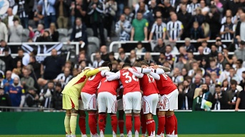 Jugadores del Arsenal previo a su partido contra el Newcastle por la Premier League (Foto: Internet)
