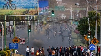 Fotografía del 24 de septiembre de 2025 de personas bloqueando una vía durante una manifestación, en Otavalo. (JOSÉ JÁCOME / EFE)
