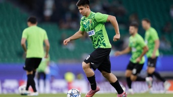 Dastán Satpáyev en un partido con el Kairat de Kazajistán (AFP)