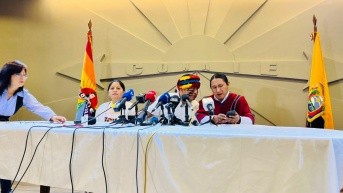 Elcira Castañeda (izq.) y Marlon Vargas, vicepresidenta y presidente de la Conaie junto a Alberto Inaguano, titular de la Ecuarunari. (Fabián Gavilanez / Ecuavisa)