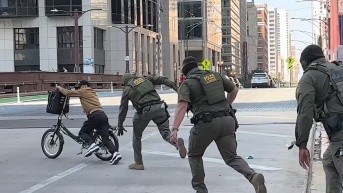 Delivery logra escapar de redada antimigrante de ICE en Estados Unidos (Captura de pantalla)