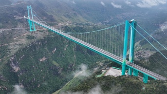 El puente de Huajiang es el más alto del mundo. Este puente se abrió para el tráfico el 28 de septiembre tras 3 años de trabajos. (Foto de AFP)