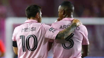 Lionel Messi conversa con Dixon Arroyo en un partido por la MLS (Foto: Internet)
