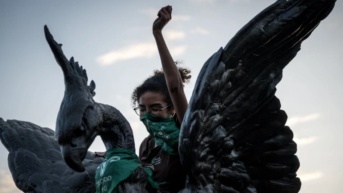 Una joven manifestante en Lima. (EPA)